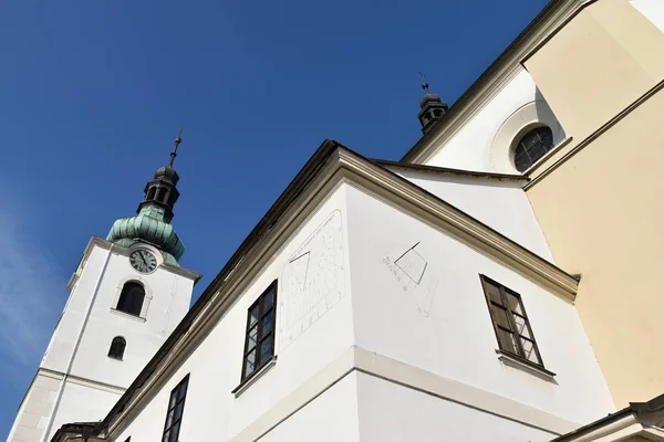 Reloj solar, Iglesia en Svitavy, República Checa Fotos de stock libres de derechos