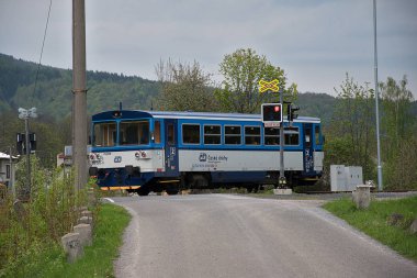 Bohdikov, Çek Cumhuriyeti - 6.5.2017: Demiryolu geçişinde yolcu treni, Çek Demiryolları