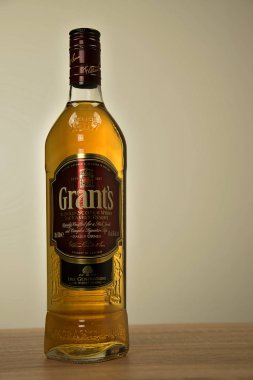 Svitavy, Çek Cumhuriyeti - 20.4.2019: Şişe Scotch viski hibeler masada. Viski alkollü içecek.