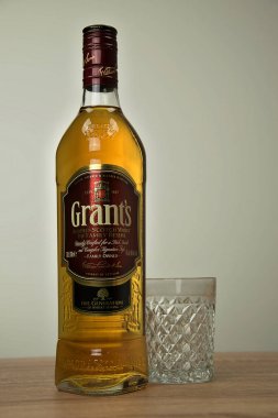 Svitavy, Çek Cumhuriyeti - 20.4.2019: Şişe Scotch viski hibeler masada. Viski alkollü içecek.