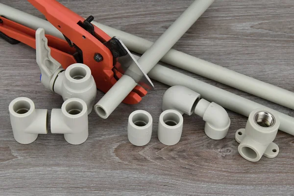 Plastik su borularının kesilmesi için su boruları ve özel makas lar yapan bileşenler.