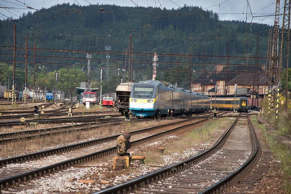 Ceska Trebova, République tchèque, 8.9.2017 : Train de voyageurs. Jonction ferroviaire et gare Ceska Trebova, Chemins de fer tchèques . — Photo