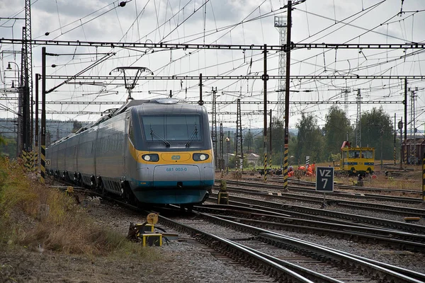 Ceska Trebova, Çek Cumhuriyeti, 8.9.2017: Yolcu treni. Demiryolu kavşağı ve tren istasyonu Ceska Trebova, Çek Demiryolları.