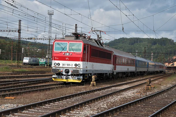 Ceska Trebova, República Checa, 8.9.2017: Comboio de passageiros. Junção ferroviária e estação ferroviária Ceska Trebova, Czech Railways . — Fotografia de Stock