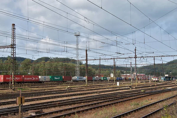 Ceska Trebova, Csehország-20.4.2019: vasúti csomópont és vasútállomás Ceska Trebova. Tehervonat. — Stock Fotó