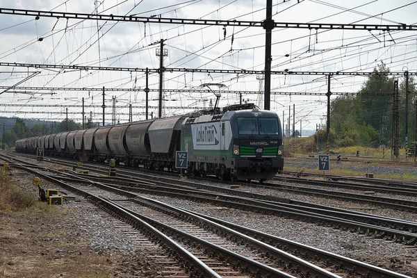 Ceska Trebova, República Checa - 20.4.2019: Companhia de comboios de mercadorias LokoTrain. Junção ferroviária e estação ferroviária Ceska Trebova . — Fotografia de Stock