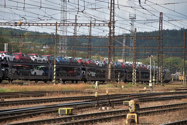 Ceska Trebova, République tchèque - 20.4.2019 : Chariots pour le transport de voitures. Jonction ferroviaire et gare Ceska Trebova . — Photo