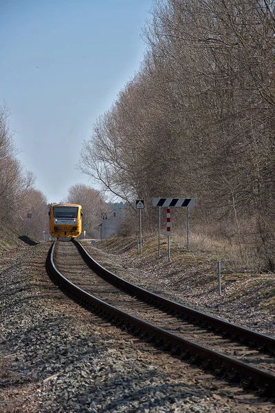 Kvetna, Çek Cumhuriyeti - 20.4.2019: Policka - Svitavy güzergahı nda yolcu treni. Çek Demiryolları tren şirketleri, Regionova, lokomotif 914 166-4 — Stok fotoğraf