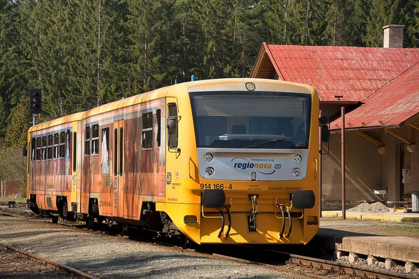 Kvetna, República Checa - 20.4.2019: Comboio de passageiros na rota Policka - Svitavy. Estação Ferroviária de Kvetna. Czech Railways train companies, Regionova. locomotiva 914 166-4 . — Fotografia de Stock