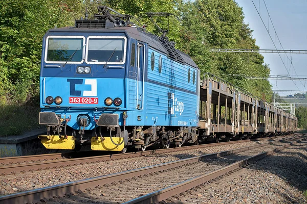 Svitavy, República Checa - 20.4.2019: Comboio de carga com vagões de carro, CD Cargo . — Fotografia de Stock