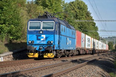 Svitavy, Çek Cumhuriyeti - 20.4.2019: Konteyner vagonlu yük treni, Cd Cargo. Vagonlara yüklenmiş konteynerler.