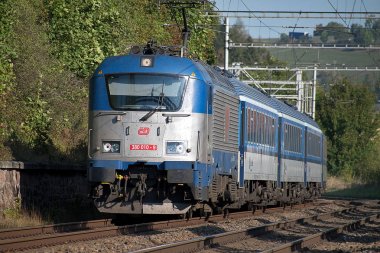 Svitavy, Çek Cumhuriyeti - 20.4.2019: Ceska Trebova - Brno güzergahında yolcu treni. Tren şirketleri Çek Demiryolları lokomotif 380 010-9.