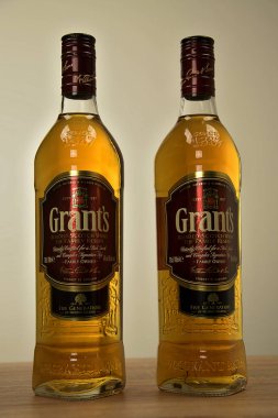 Svitavy, Çek Cumhuriyeti - Masada iki şişe Scotch Grants viski. Viski alkollü içecek.