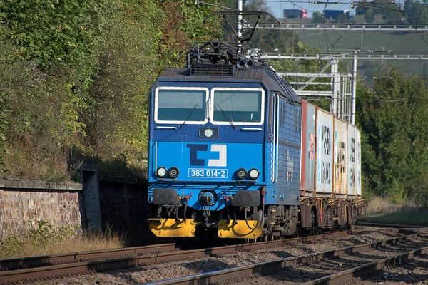 Svitavy, República Checa - 20.4.2019: Comboio de carga com vagões porta-contentores, CD Cargo. Recipientes carregados em vagões . — Fotografia de Stock