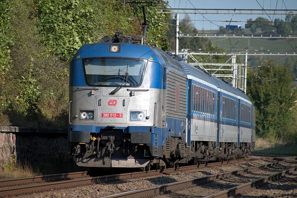 Svitavy, República Checa - 20.4.2019: Comboio de passageiros na rota Ceska Trebova - Brno. Empresas de trem Czech Railways locomotiva 380 010-9 . — Fotografia de Stock