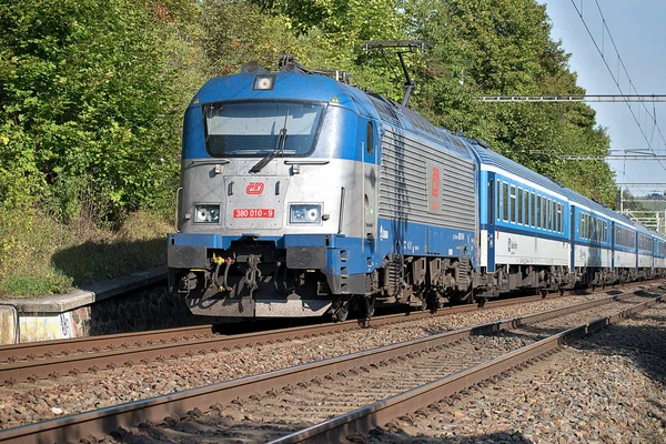 Svitavy, República Checa - 20.4.2019: Comboio de passageiros na rota Ceska Trebova - Brno. Empresas de trem Czech Railways locomotiva 380 010-9 . — Fotografia de Stock