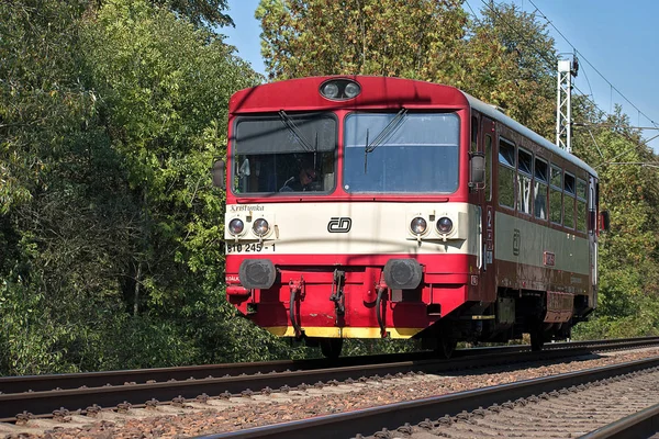 Svitavy, República Checa - 20.4.2019: Comboio de passageiros na rota Ceska Trebova - Brno. Empresas de trem Czech Railways locomotiva 810 245-1 — Fotografia de Stock