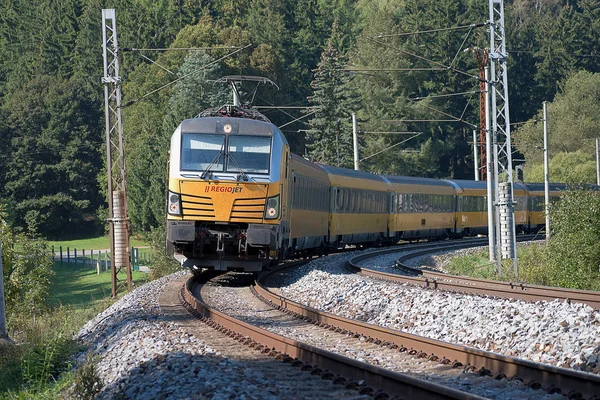 Svitavy, República Checa - 20.4.2019: Comboio de passageiros na rota Ceska Trebova - Brno. Empresas de comboios RegioJet, Siemens locomotiva . — Fotografia de Stock