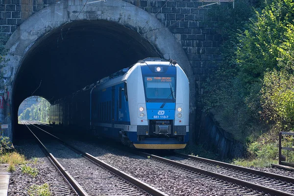 Svitavy, República Checa - 20.4.2019: Tren en túnel. Tren de pasajeros en la ruta Ceska Trebova - Brno. Empresas de trenes Czech Railways locomotora 380 010-9 . Imagen de stock