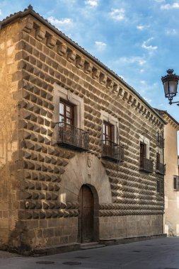 Casa de los Picos 'un cephesi elmas kesimli granit bloklarla kaplı Orta Çağ şehri Segovia, İspanya' yı gösteriyor..