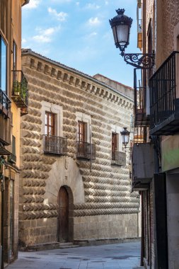 Casa de los Picos 'un cephesi elmas kesimli granit bloklarla kaplı Orta Çağ şehri Segovia, İspanya' yı gösteriyor..