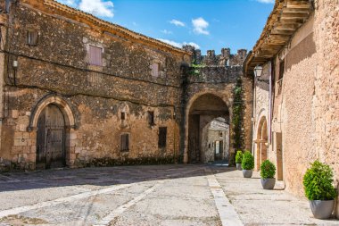 Segovia 'nın (İspanya) Maderuelo kasabasının ortaçağ sokakları)