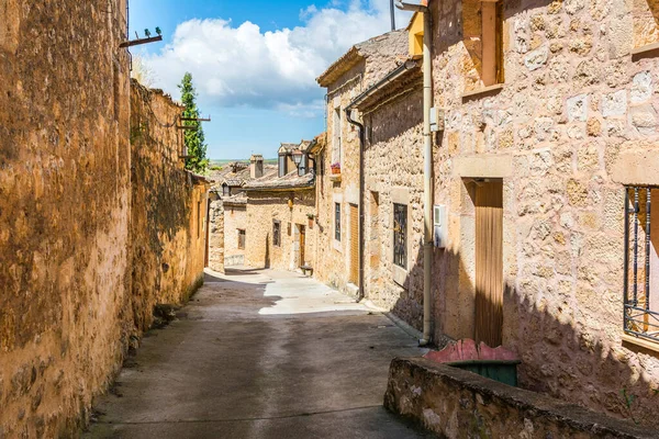 Segovia 'nın (İspanya) Maderuelo kasabasının ortaçağ sokakları)