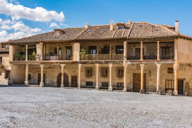 Segovia 'nın (İspanya) orta çağ kenti Pedraza' nın meydanı.)
