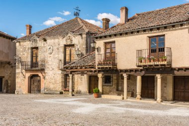 Segovia 'nın (İspanya) orta çağ kenti Pedraza' nın meydanı.)