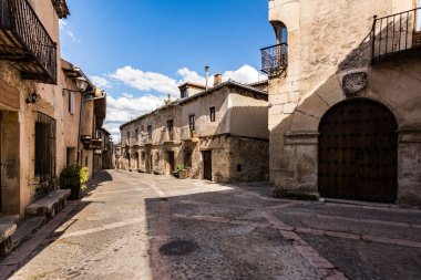 Segovia ilinin Pedraza ilçesinin sokakları (İspanya))