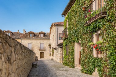 Segovia ilinin Pedraza ilçesinin sokakları (İspanya))