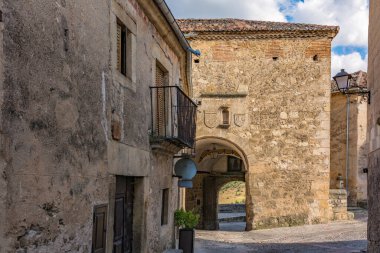 Segovia ilinin Pedraza ilçesinin sokakları (İspanya))