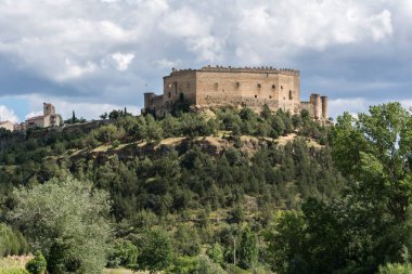 Ortaçağ 'ın Pedraza kasabası ve Segovia ilindeki (İspanya) şatosunun manzarası)