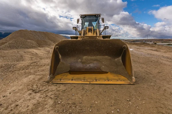 Gul Grävmaskin Som Flyttar Jord Byggarbetsplats — Stockfoto