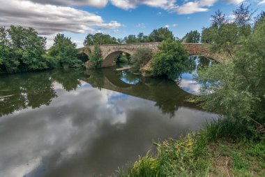 La vizana köprüsü Roma kökenlidir ve Zamora ile Leon (İspanya) eyaletleri arasındaki sınırdır.)