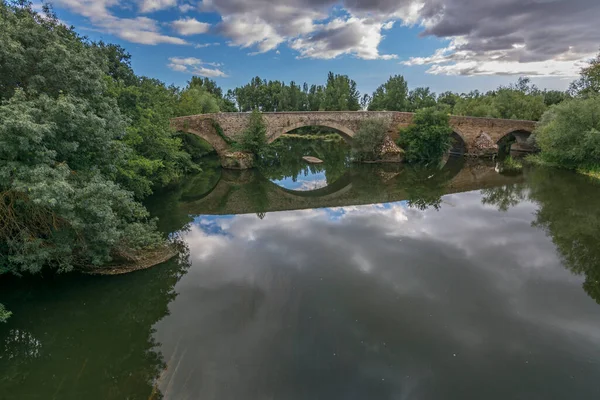 拉维萨纳桥起源于罗马 是萨莫拉省和莱昂省 西班牙 之间的分界线 — 图库照片