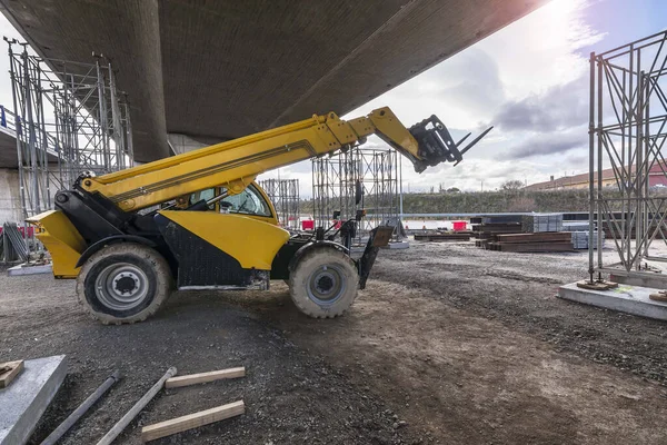 Teleskopaufzug Bei Bauarbeiten Einer Überführung — Stockfoto