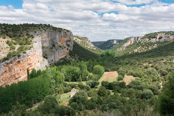 Riaza Nehri Boğazı ve Montejo de la Vega 'daki Casuar' ın gizli ve harap olmuş keşişi (Segovia, İspanya))