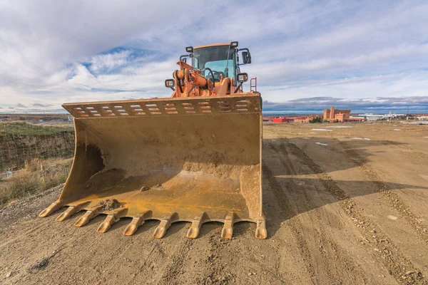 Escavadeira Local Construção Uma Estrada Terra Movimento — Fotografia de Stock