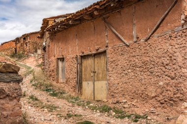 Segovia 'nın Estebanvela kasabasındaki geleneksel taş mimarisi örnekleri (İspanya)