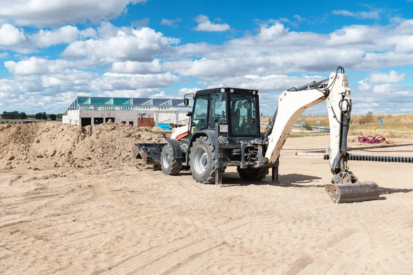 Backhoe Trabalhando Canteiro Obras Máquinas Com Duas Lâminas — Fotografia de Stock