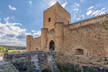Segovia 'nın (İspanya) ünlü ortaçağ şatosu Pedraza)