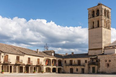 Segovia 'nın (İspanya) orta çağ kenti Pedraza' nın meydanı.)