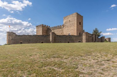 Segovia 'nın (İspanya) ünlü ortaçağ şatosu Pedraza)