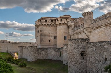 Segovia 'daki tarihi ve ünlü Cuellar kalesi (İspanya))