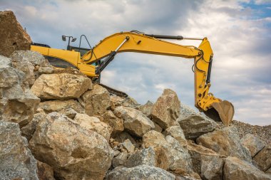 Kazıcı taş ocağında taş ve taş taşıyor.