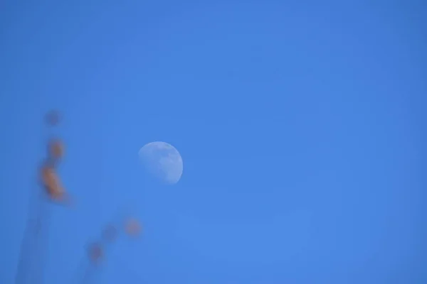 Φεγγάρι Στον Γαλάζιο Ουρανό Κατά Διάρκεια Της Ημέρας — Φωτογραφία Αρχείου