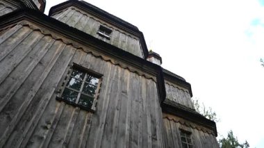 Üç yüksek kubbesi olan eski bir ahşap kilise. Tanrı 'nın geçmiş yüzyıllardan kalma kutsal tapınağı. Geçen yüzyılın mimarisi..