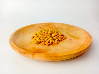 Ahşap bir tabakta soya fasulyesi, beyaz arka planda izole..