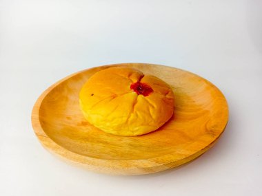 Böğürtlen reçelli ekmek, ahşap bir tabakta, beyaz arka planda izole.